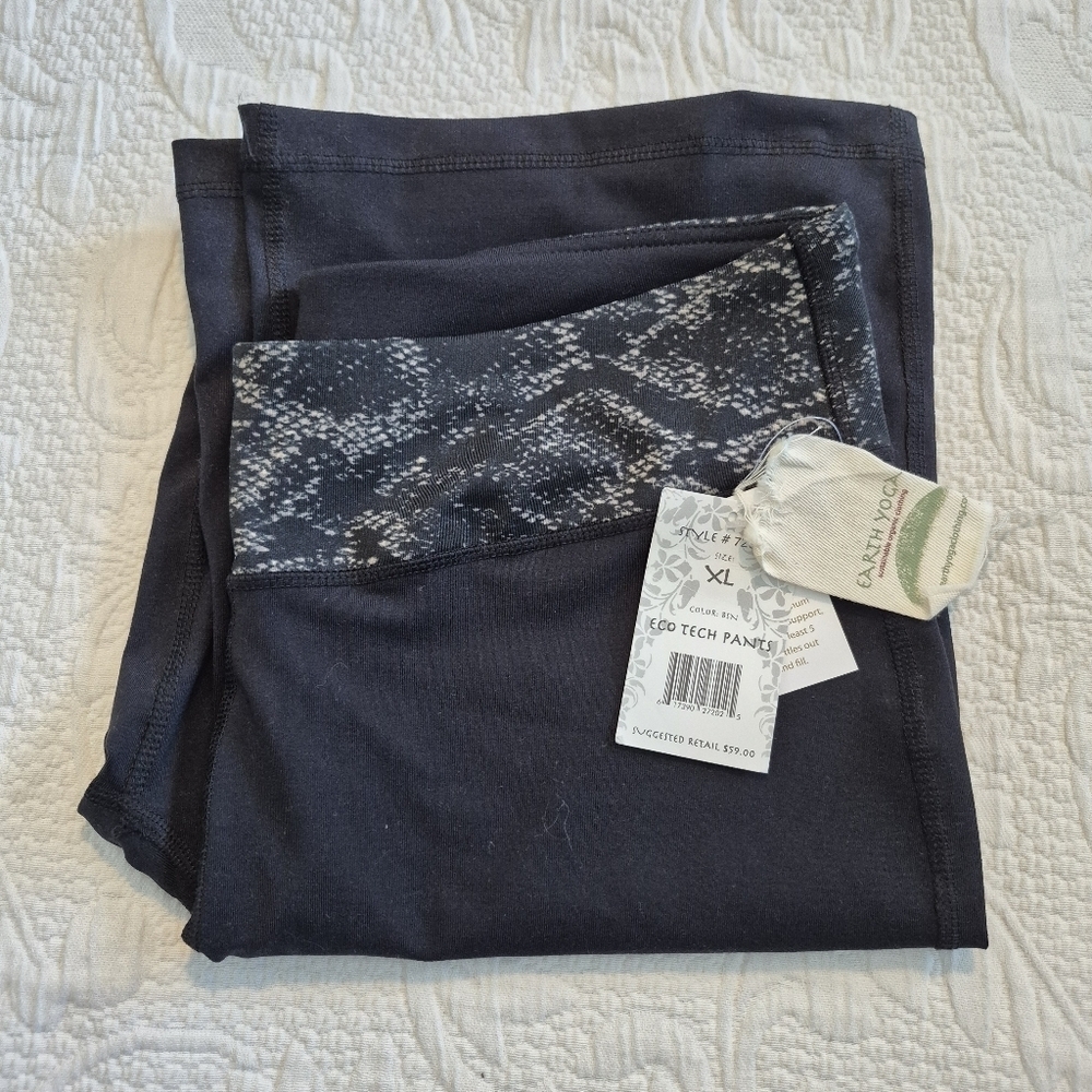 Earth Yoga XL reversible black 1 side, accent top black on the other side NEW